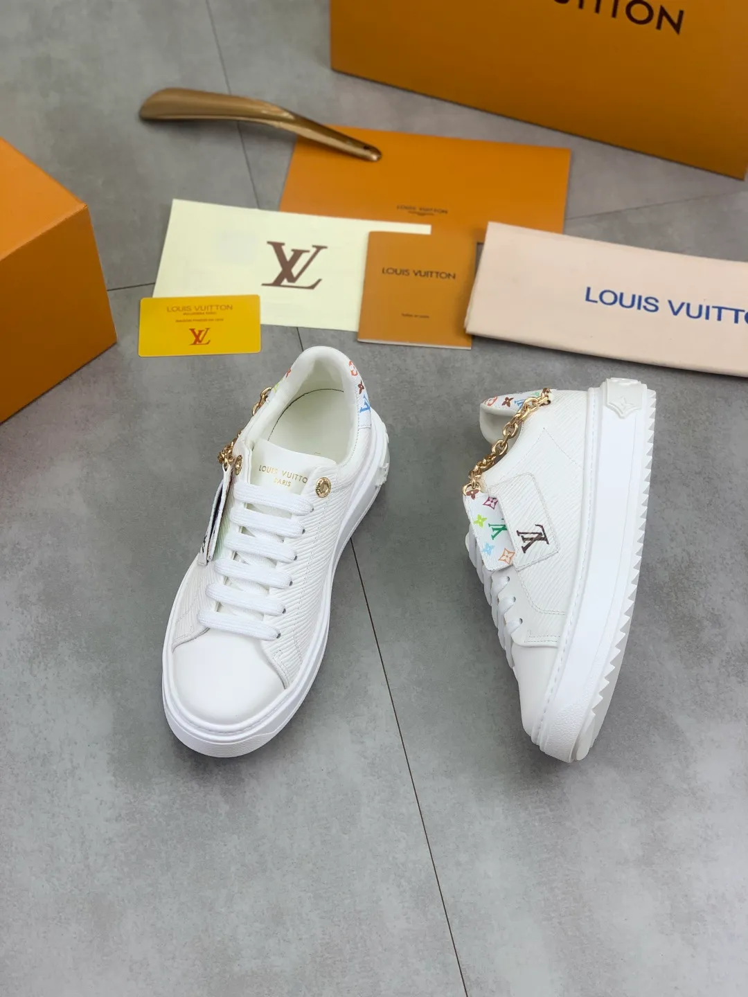 Men's men's shoes 💰P700 New 💶 Top version [LOUIS VUITTON] Couple 🧑‍🤝‍🧑 Craft style series (original order) New 🍀LV Louis Vuitton - top version LV classic high-top trendy shoes! Made of imported original craft calfskin, original breathable lining, and original wear-resistant, lightweight, high-end TPU outsole! High quality products! A variety of colors are available, code numbers: female 35-39, male 39-44 (female 40, male 45 customized)